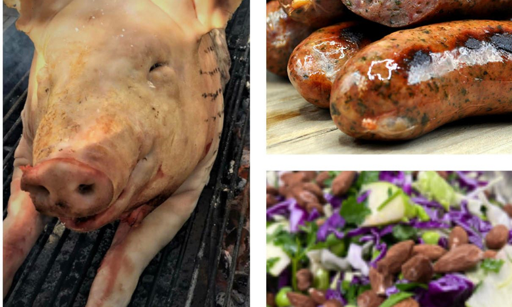 helstegt pattegris der ligger på grillen med Frankfurter (Öxneholm, 130 g), og Spidskålsalat(rød & grøn) Med æbler, forårsløg, edamamebønner, persille og mandler - dijonsennep/citron-dressing