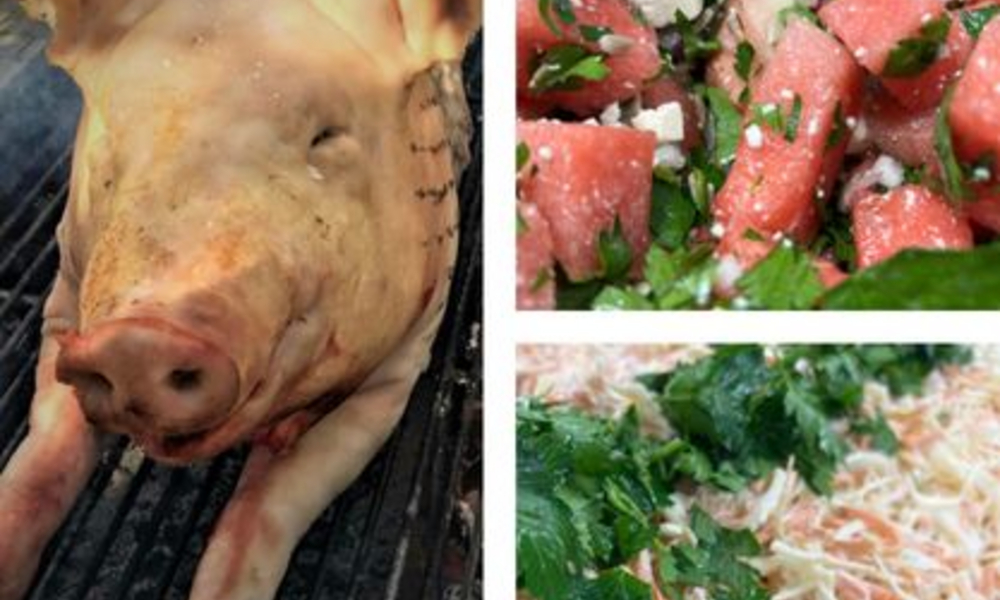 helstegt pattegris der ligger på grillen med Melonsalat med feta, rødløg, persille & ristede solsikkekerner på toppen og Coleslaw med persille på toppen