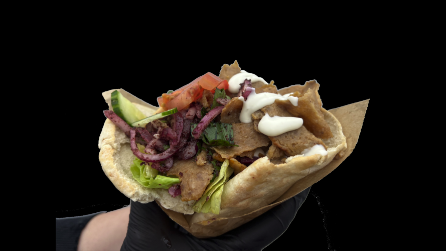 Pita kebab med krydderet rødløg, agurk, tomat og creme fraiche 